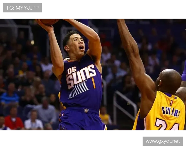 德文·布克私下豪车排队照，门外等粉丝看傻了眼！