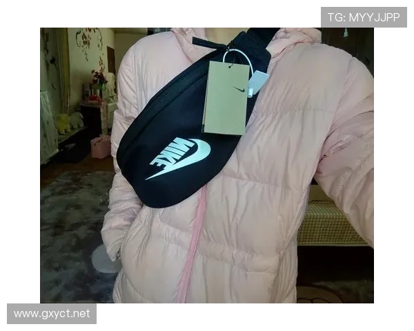 冯彦哲今天又刷场边腰包，是谁告诉他手头没钱的？